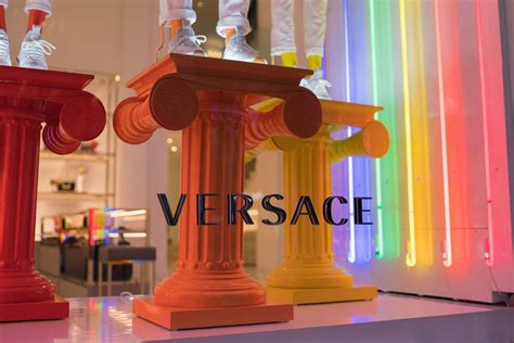 versace winkel nederland|Versace bijenkorf.